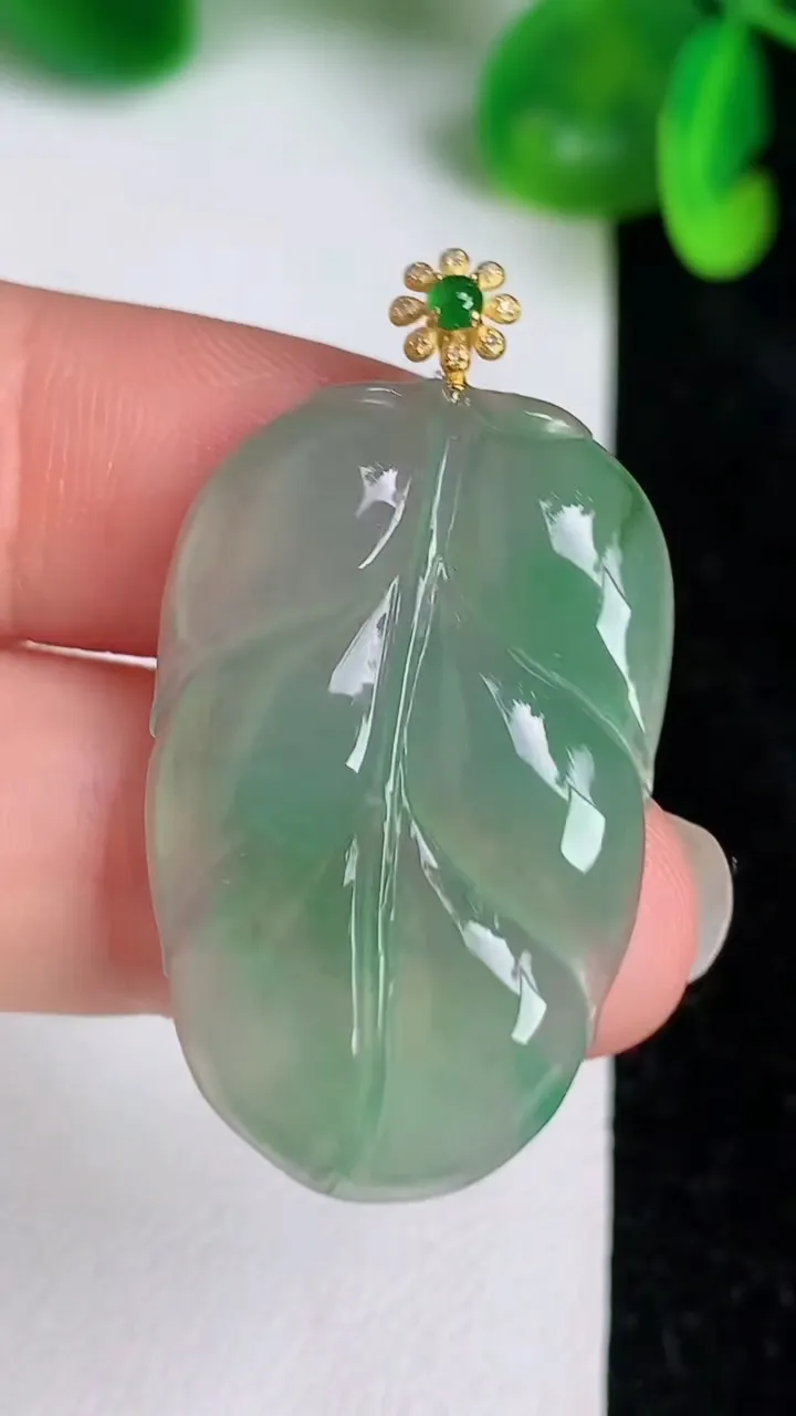 天然A货翡翠金枝玉叶 叶子吊坠，尺寸33-20.8-4.8，重量:7.14g
6月19日