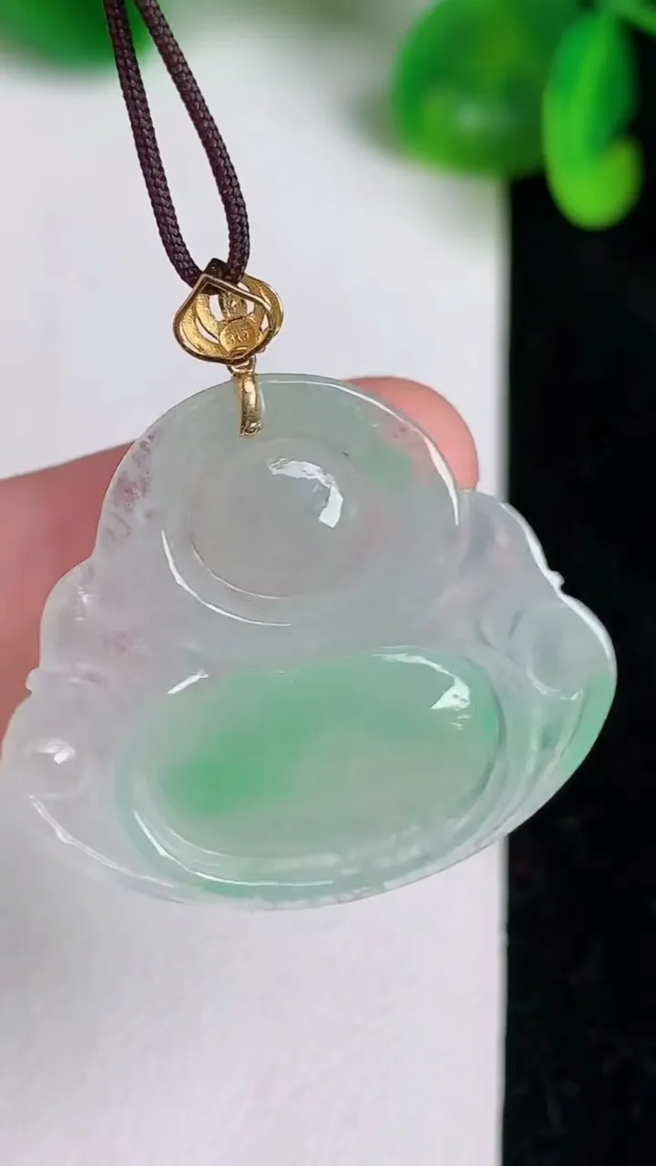 天然A货翡翠佛公吊坠，尺寸26.2-29.7-4.8，重量:5.86g
6月19日