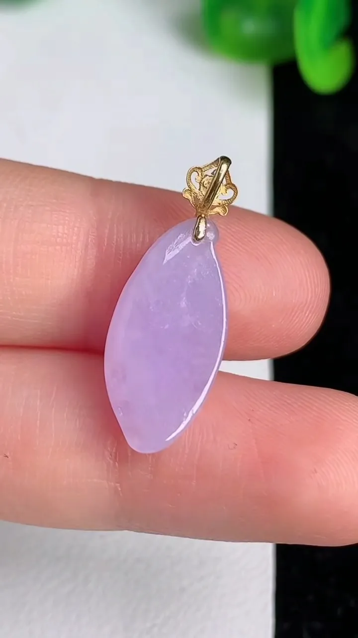 天然A货翡翠18k金紫罗兰福瓜吊坠，尺寸20-9.5-6，重量:1.85g
6月19日