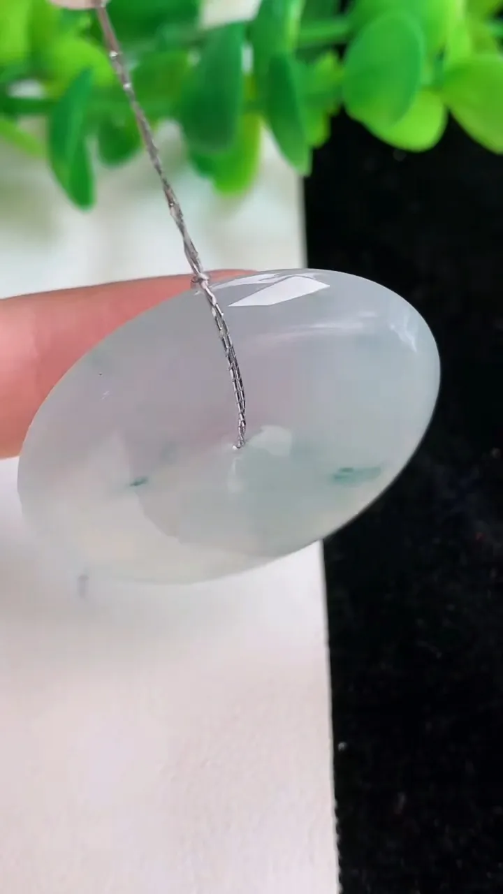 天然A货翡翠种飘花平安扣吊坠，尺寸37.3-6，重量:17.39g
6月19日