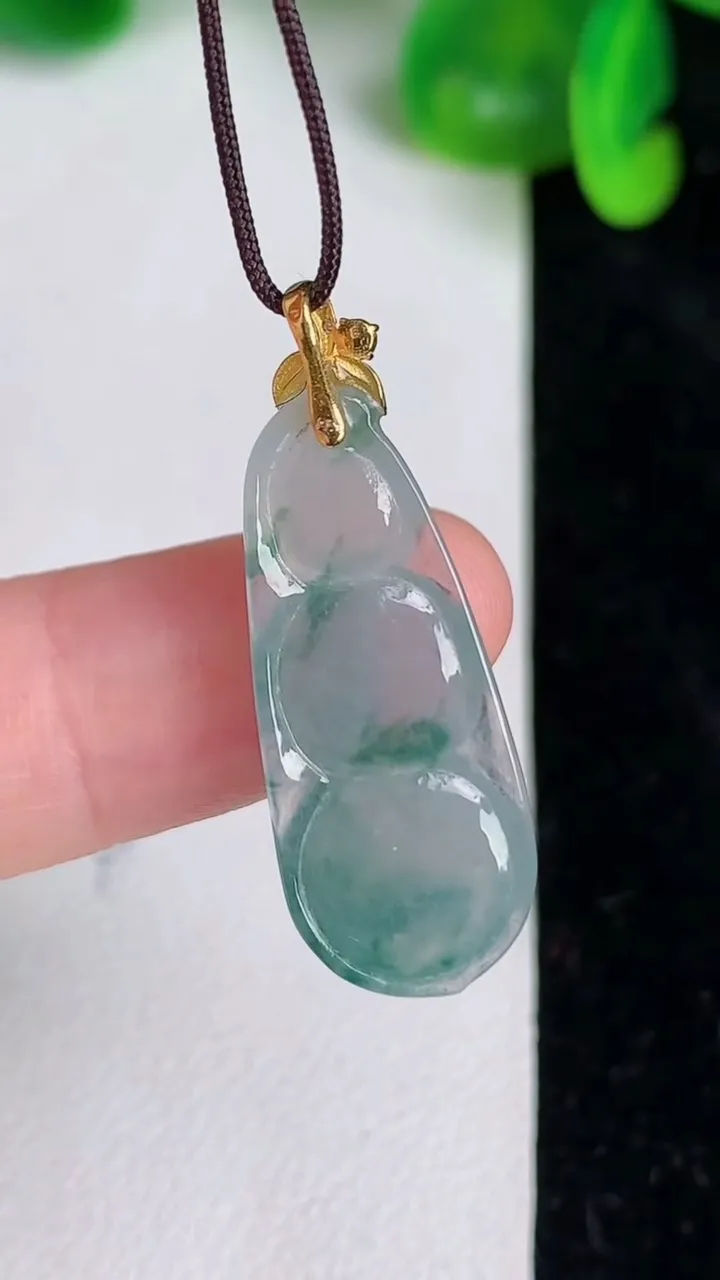 天然A货翡翠种飘花福豆吊坠，尺寸26.7-11.4-5.2，重量:4.00g
6月19日