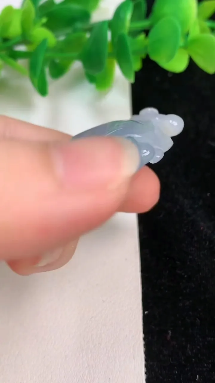 天然A货翡翠紫罗兰飘花如意吊坠，尺寸55.8-38.4-9.3，重量:36.48g
6月19日