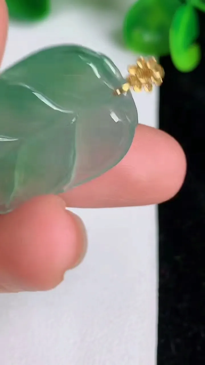 天然A货翡翠金枝玉叶 叶子吊坠，尺寸33-20.8-4.8，重量:7.14g
6月19日