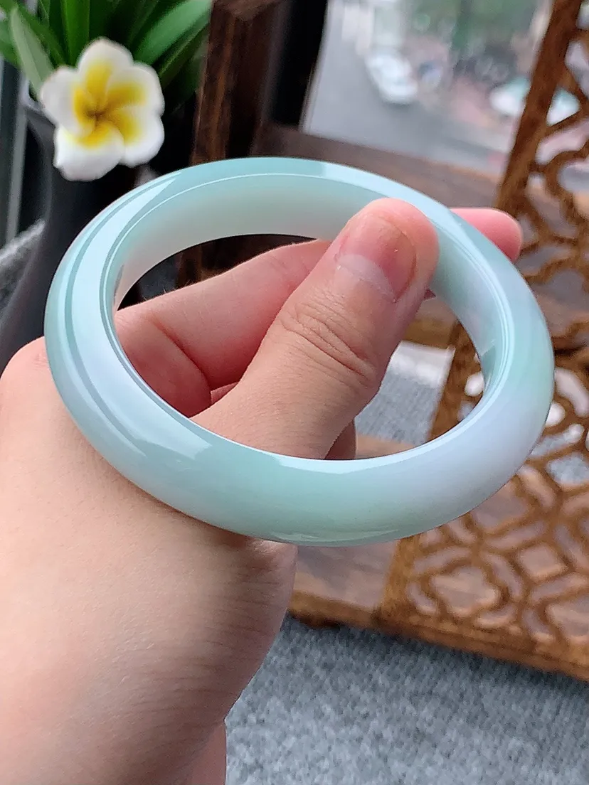 天然A货翡翠浅绿正装正圈手镯56-57圈口 尺寸56.5×11.7×8.6mm 重量64.00g 0617