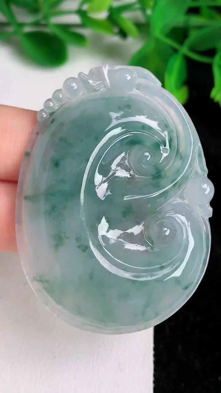 天然A货翡翠冰种飘花如意吊坠，尺寸55.8-40.6-5.6，重量:22.90g
6月19日