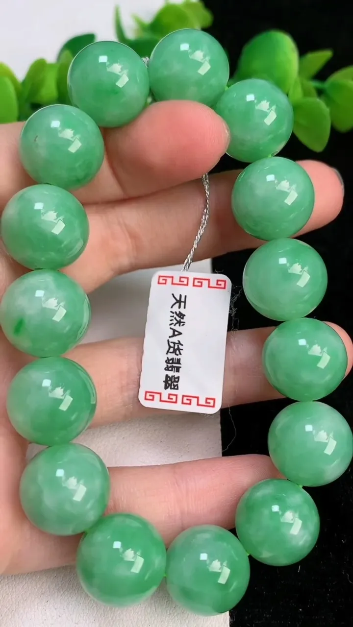 天然A货翡翠圆珠手串，尺寸14.2-15颗，重量:72.29g6月19日
工厂直销收藏佳品,种好水足，色泽均匀，有种有色，上手高大气！