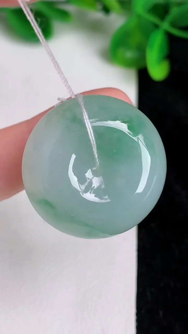 天然A货翡翠平安扣吊坠，尺寸28.4-12，重量:20.87g
6月19日