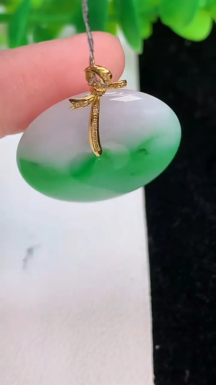 天然A货翡翠平安扣吊坠，尺寸27.4-4.5，重量:7.60g
6月19日