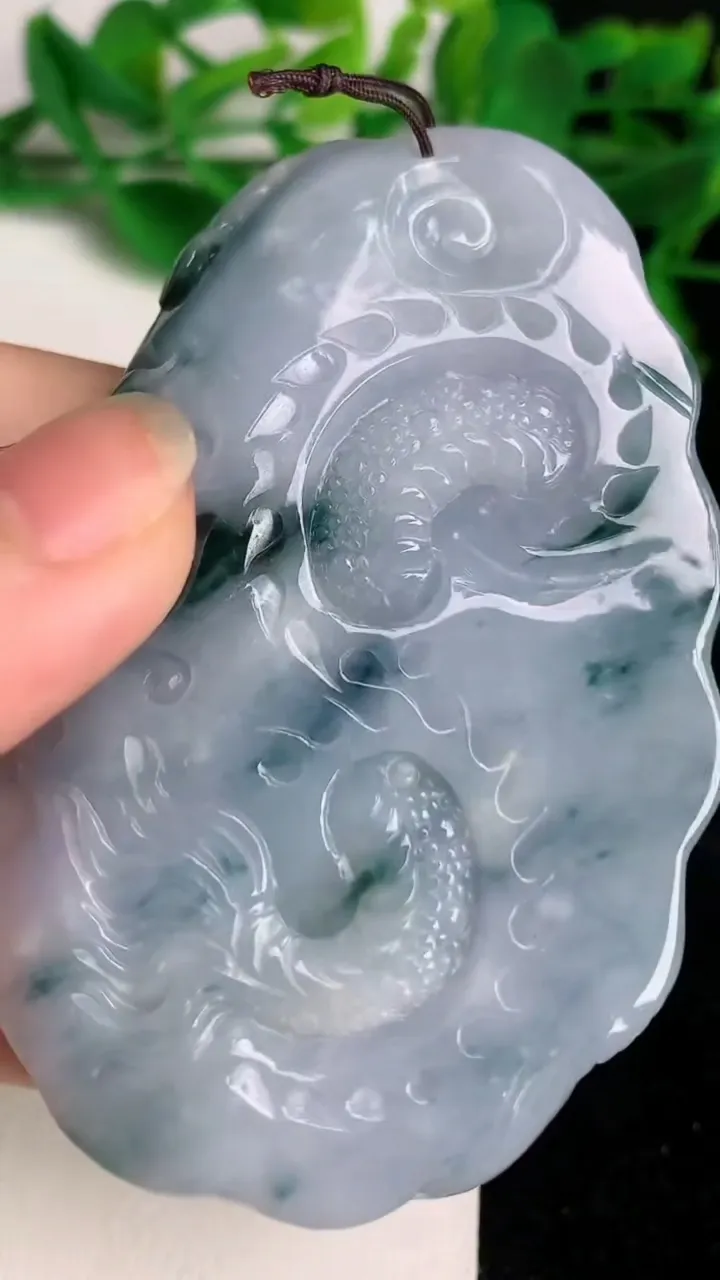 天然A货翡翠紫罗兰 飘花龙牌吊坠，尺寸72-39.2-11.2，重量:69.00g
6月19日