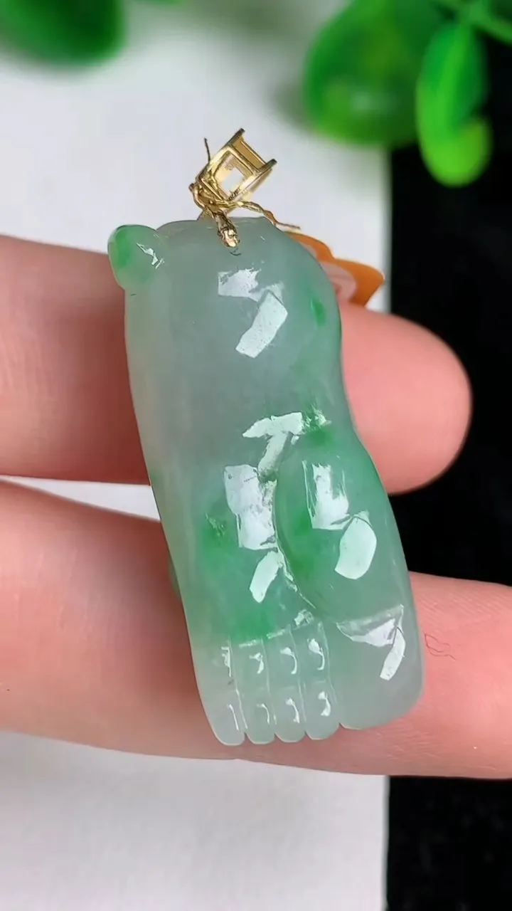 天然A货翡翠知足常乐吊坠，尺寸34.8-14.5-11.4，重量:11.24g
6月19日