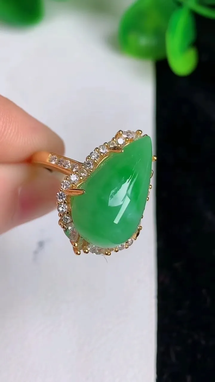 天然A货翡翠水滴戒指，尺寸17-11，重量:5.89g2025年6月19日
工厂直销收藏佳品,种好水