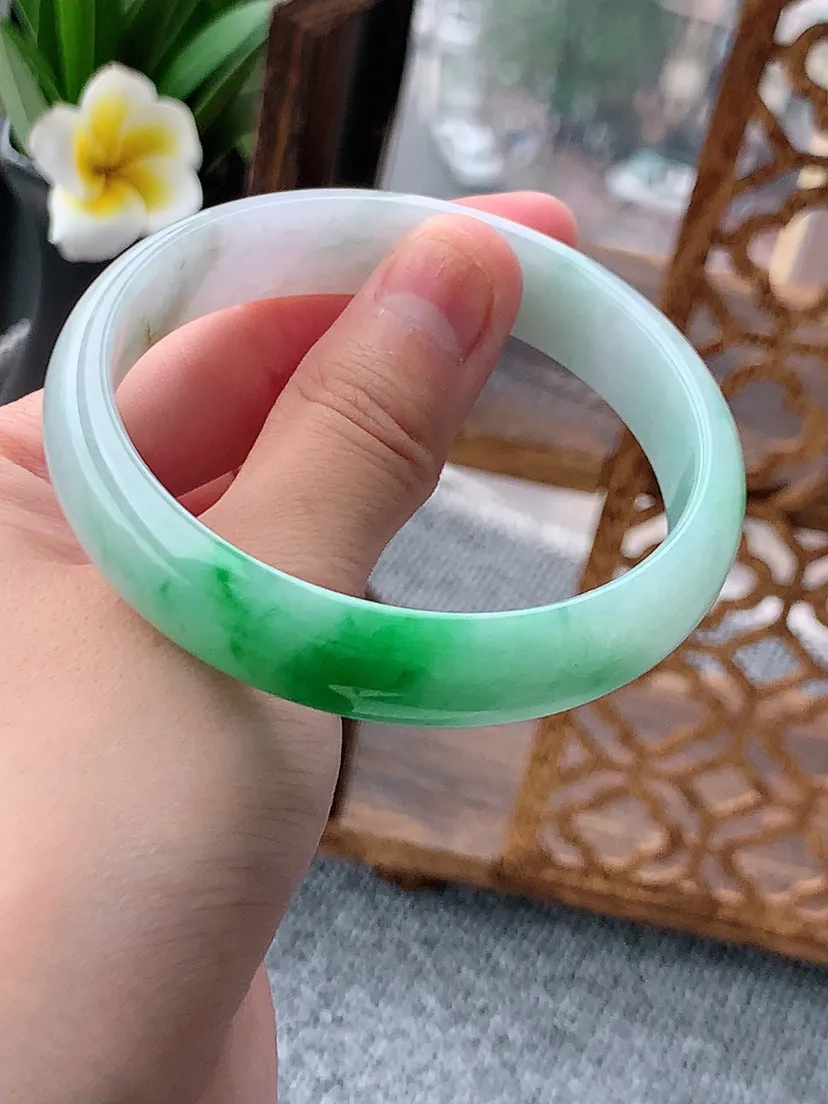 天然A货翡翠飘绿正装正圈手镯59-60大圈口尺寸59×13×6mm 重量47.19g 0617