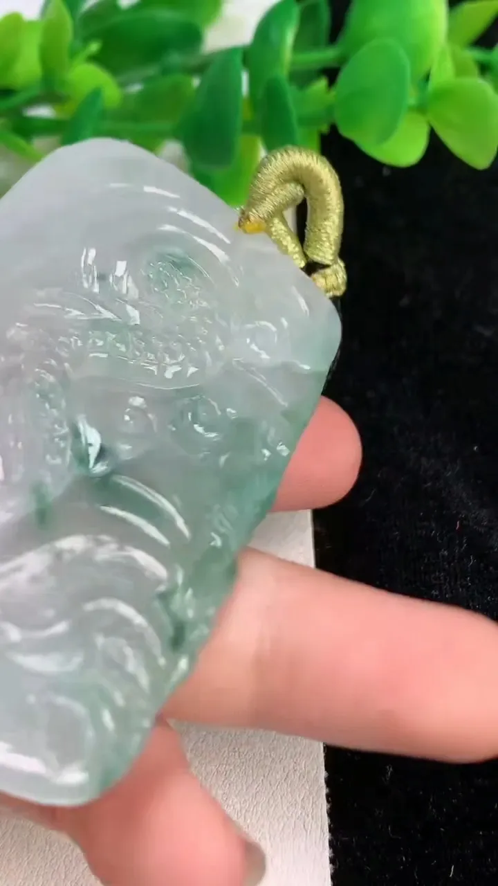 天然A货翡翠龙凤呈祥吊坠，尺寸63.8-39-8.8，重量:50.00g
6月19日