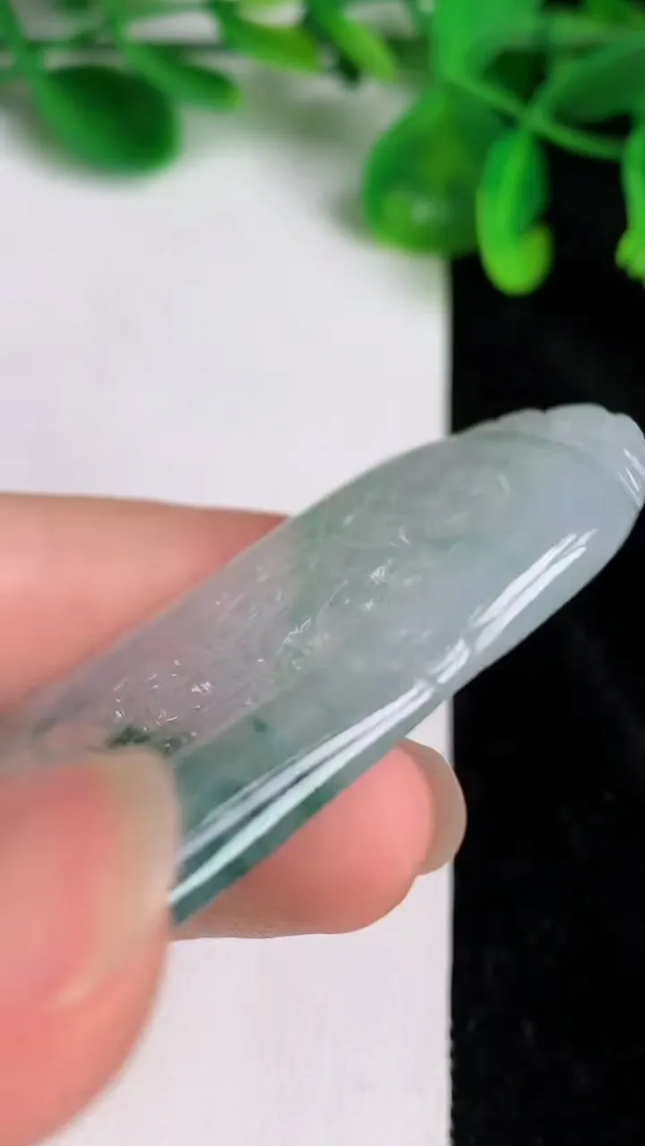 天然A货翡翠飘花不动明王吊坠，尺寸56.4-32.5-5.8，重:25.90g
6月19日