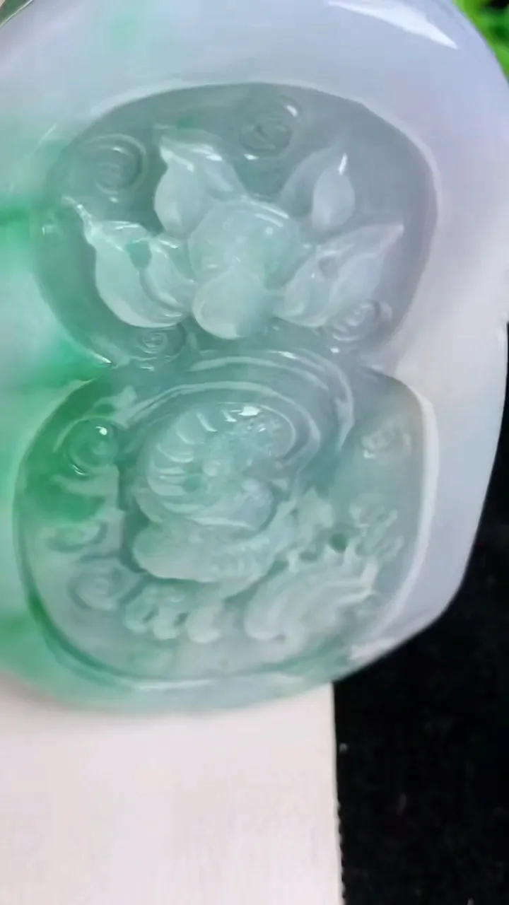 天然A货翡翠祥龙大日如来吊坠，尺寸79-47.3-13.3，重量:101.27g
6月19日