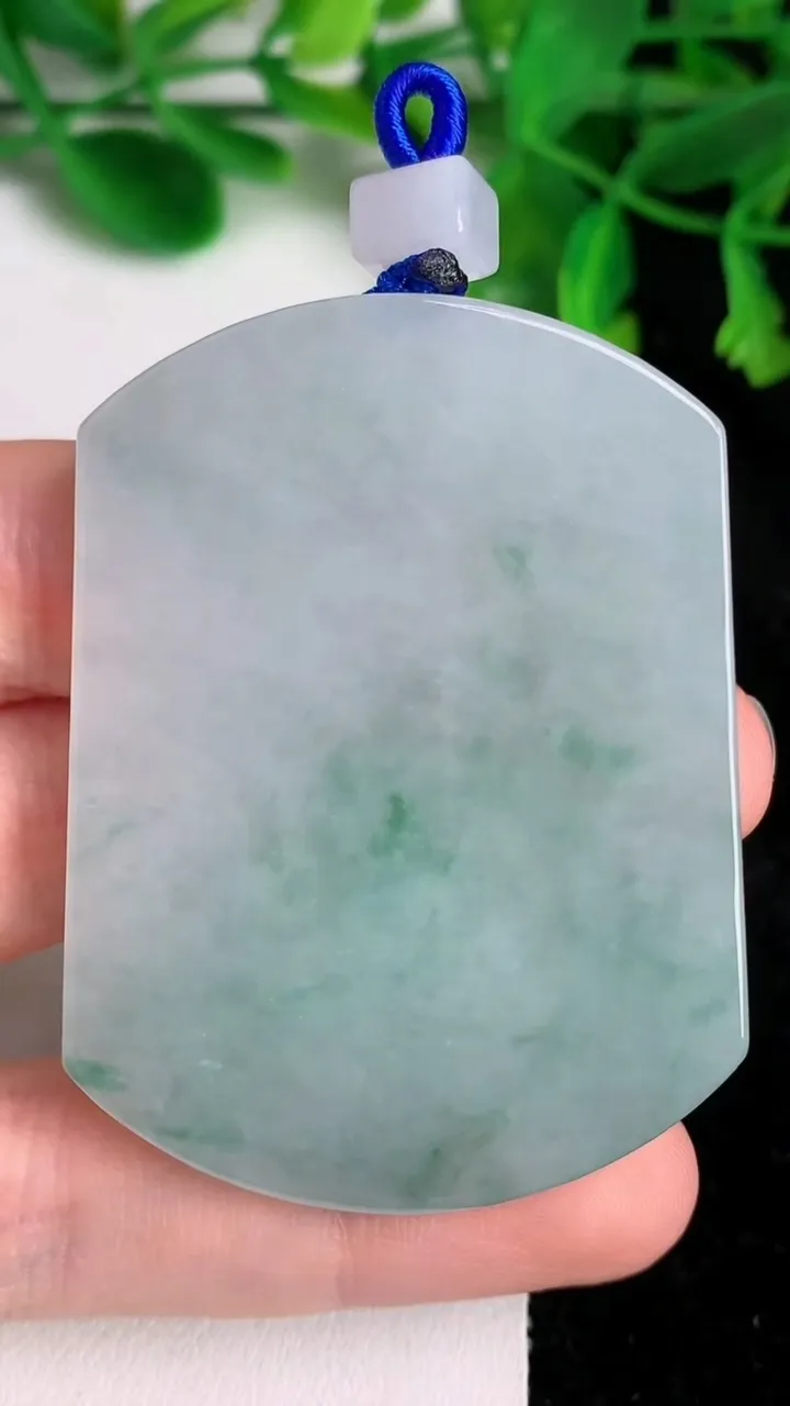 天然A货翡翠飘花无事牌吊坠，尺寸54.6-41-6，重量:39.90g
6月19日