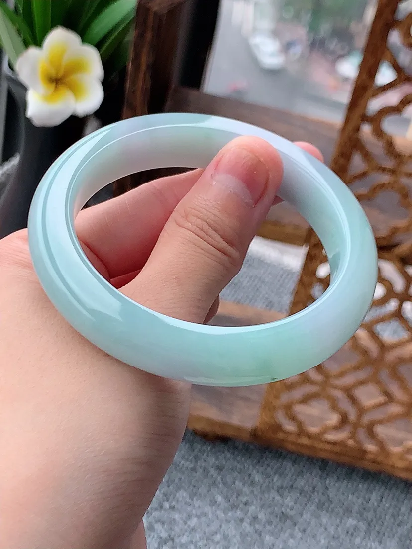 天然A货翡翠浅绿正装正圈手镯56-57圈口 尺寸56.5×11.7×8.6mm 重量64.00g 0617