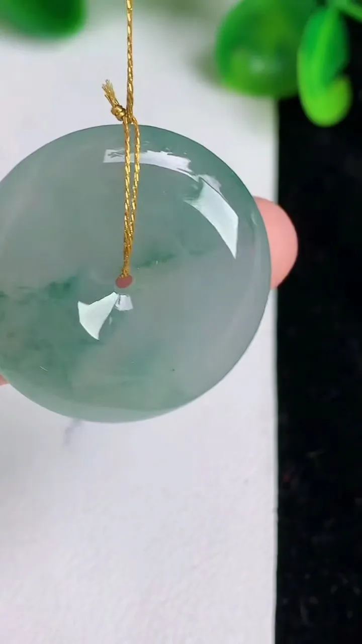 天然A货翡翠飘花平安扣吊坠，尺寸27-5.4，重量:8.70g
6月19日