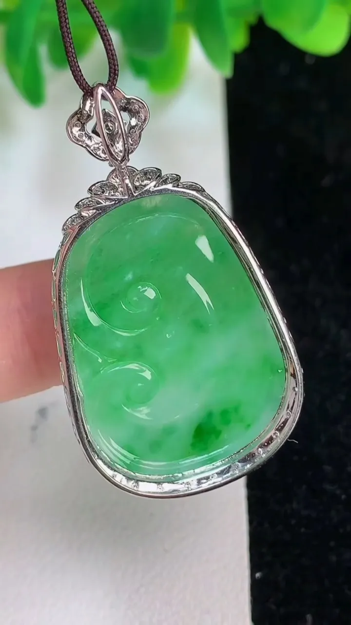 天然A货翡翠如意吊坠，尺寸40.7-23-5.8，裸石28.8-21.2重量:4.12g
6月19日