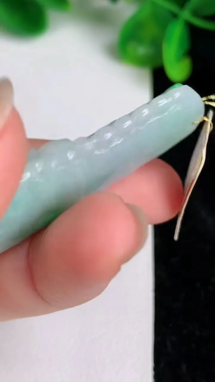 天然A货翡翠节节高升 竹节吊坠，尺寸45-20.6-7，重量:13.59g
6月19日