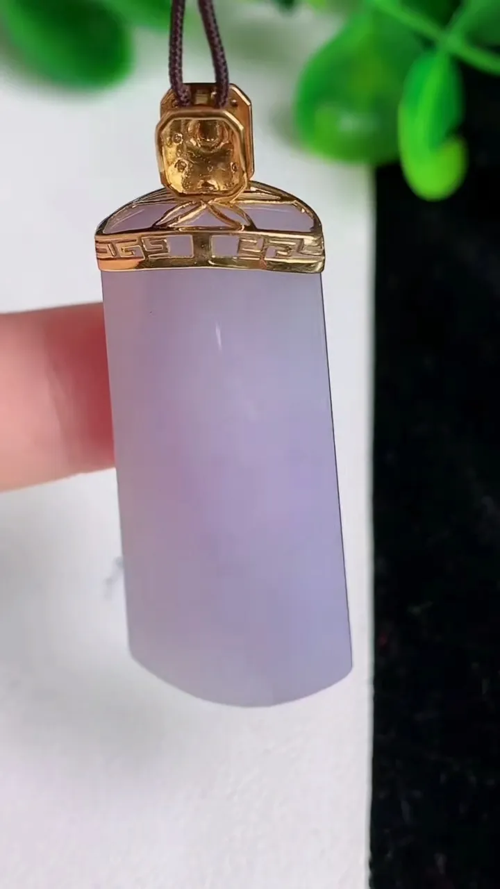 天然A货翡翠18k金紫罗兰无事牌吊坠，尺寸42.4-18-9.3，重量:16.40g
6月19日