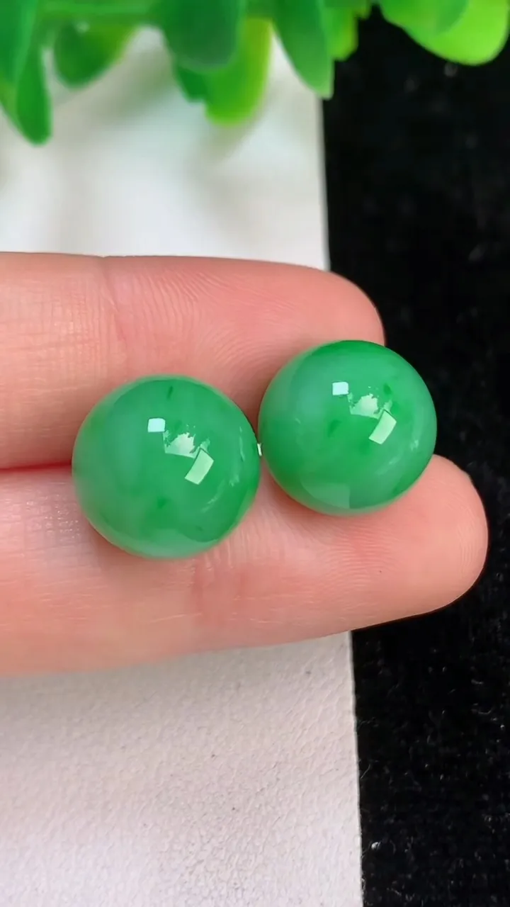 天然A货翡翠圆珠镶嵌件一对，尺寸12.8，重量:7.56g
6月19日