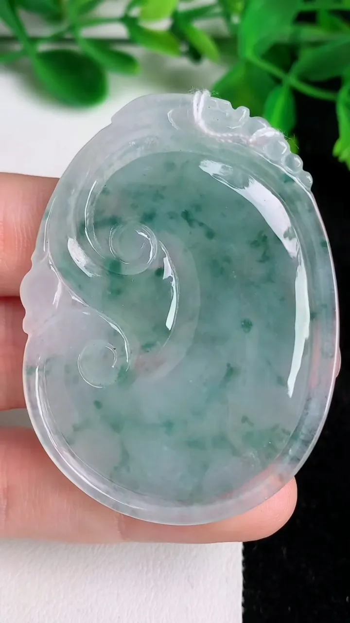天然A货翡翠冰种飘花如意吊坠，尺寸55.8-40.6-5.6，重量:22.90g
6月19日