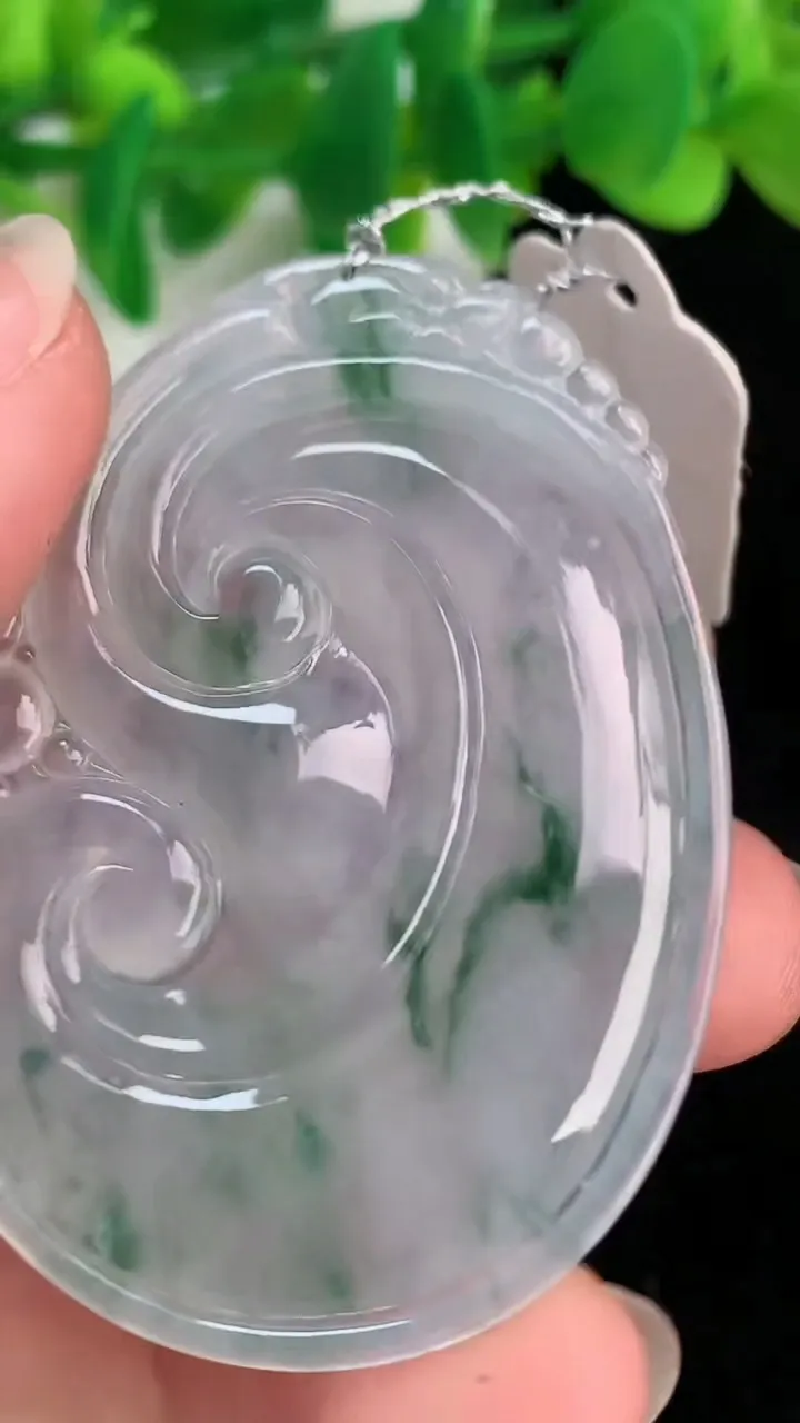 天然A货翡翠种飘花如意吊坠，尺寸51.4-36.6-5.8，重量:20.00g
6月19日