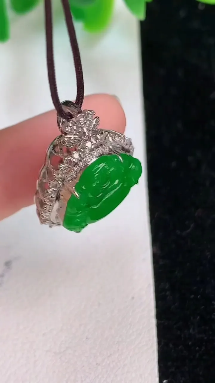 天然A货翡翠佛公吊坠，尺寸24-17.8-9.2，裸石12-14.3重量:3.75g
6月19日