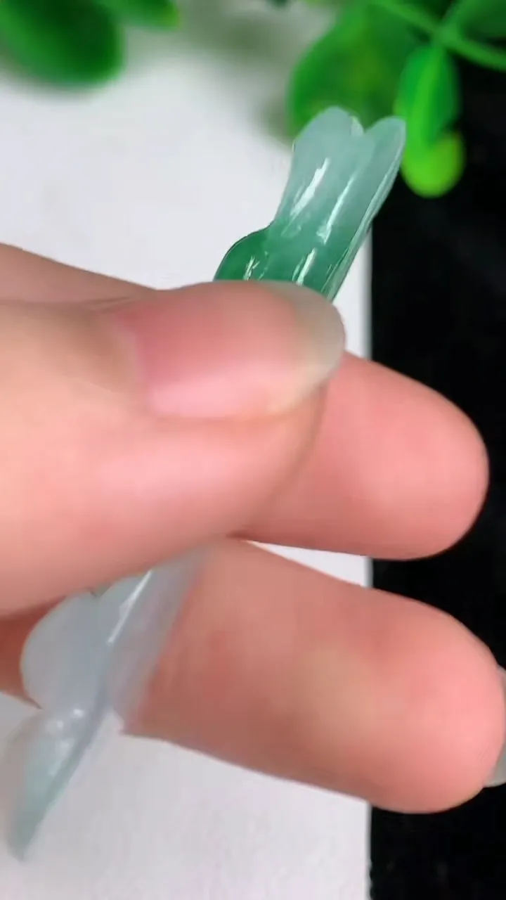 天然A货翡翠和和美美 荷花吊坠，尺寸54-18-6，重:10.65g
6月19日