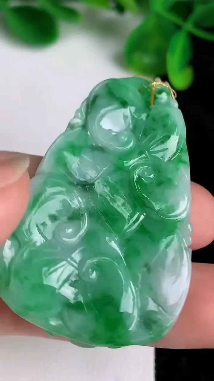 天然A货翡翠年年有余 荷叶鱼吊坠，尺寸47.7-32.3-5，重量:15.00g
6月19日
