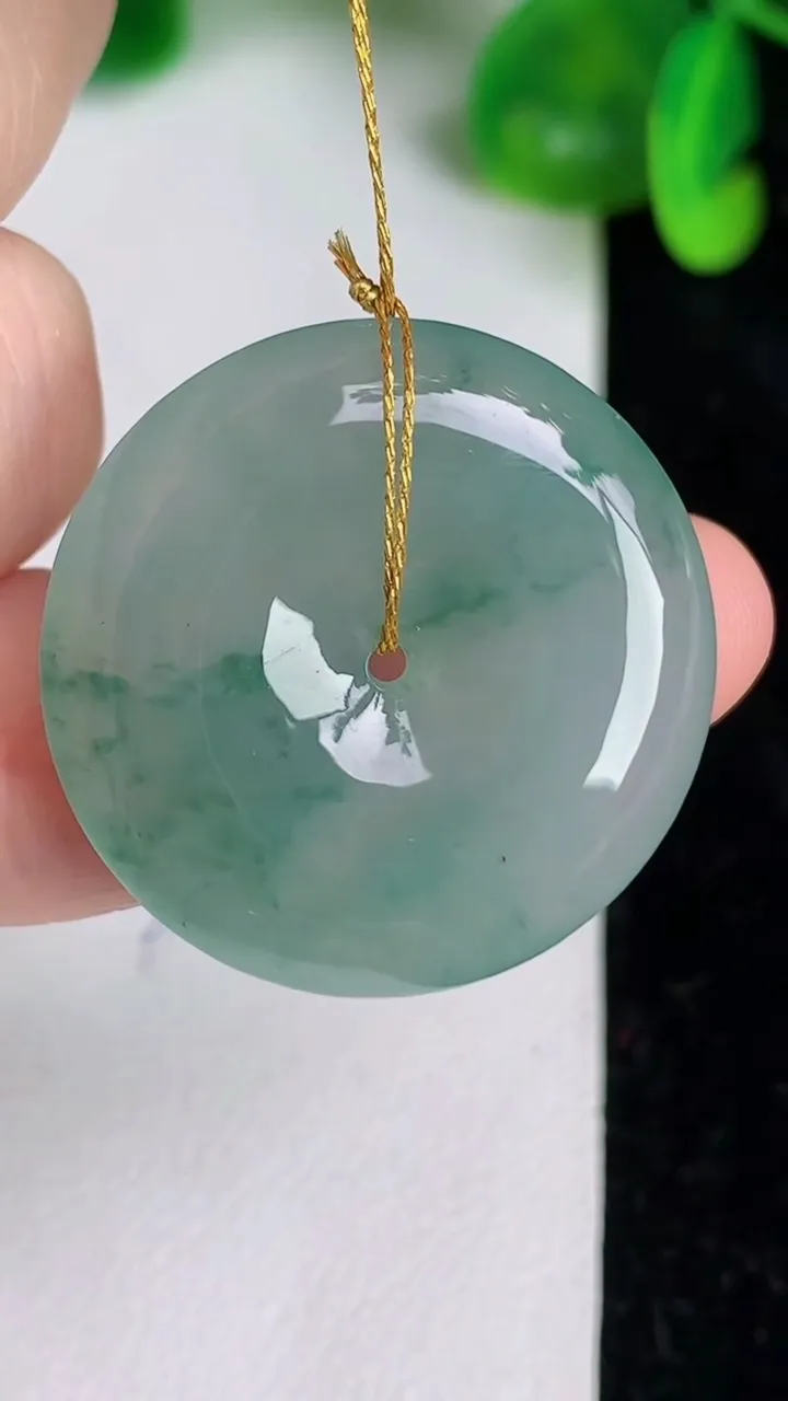 天然A货翡翠飘花平安扣吊坠，尺寸27-5.4，重量:8.70g
6月19日