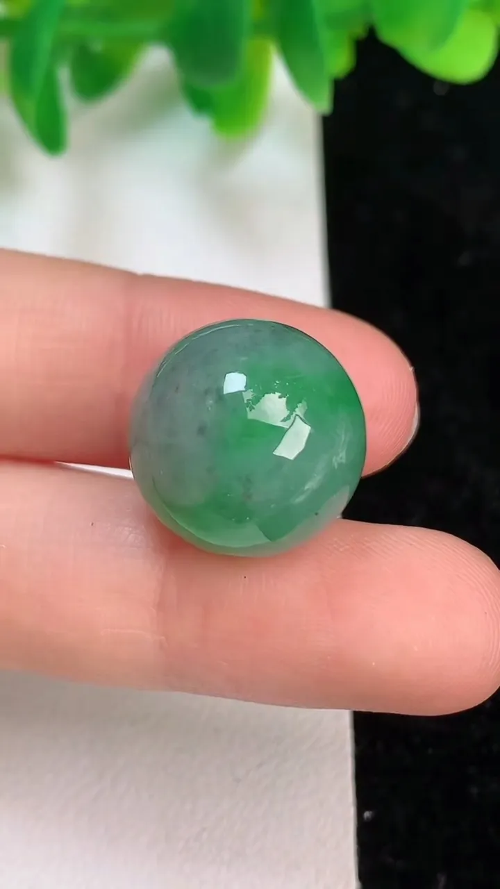 天然A货翡翠圆珠吊坠，尺寸16，重量:7.51g
6月19日