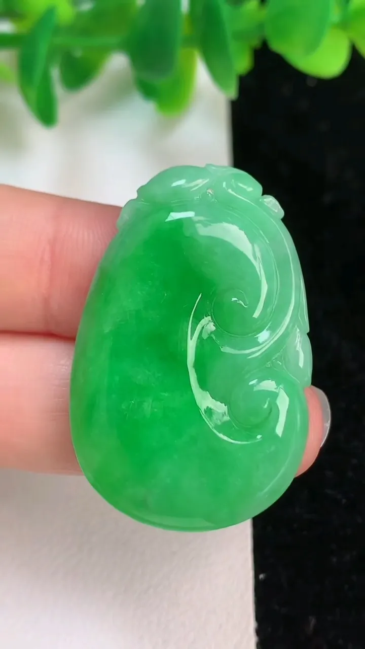 天然A货翡翠如意吊坠，尺寸37-24-5，重量:9.21g
6月19日