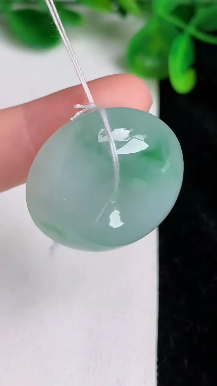天然A货翡翠平安扣吊坠，尺寸28.4-12，重量:20.87g
6月19日