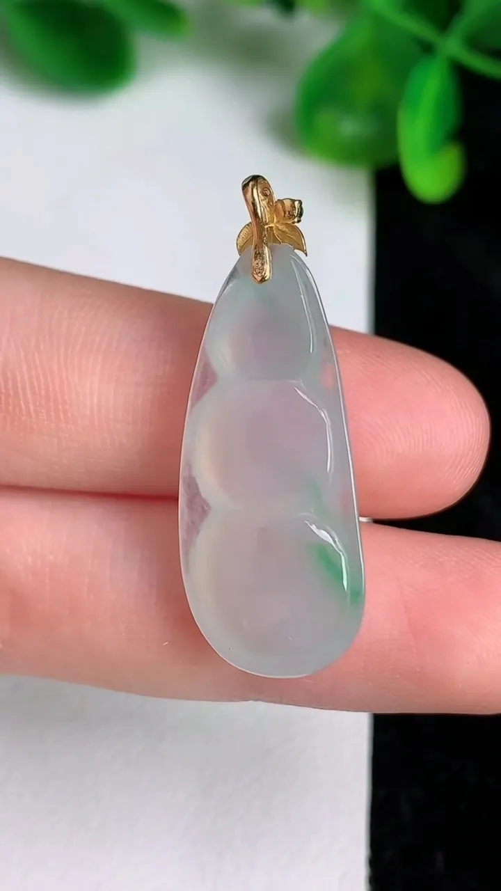 天然A货翡翠福豆吊坠，尺寸31-12.8-7，重量:3.29g
6月19日
