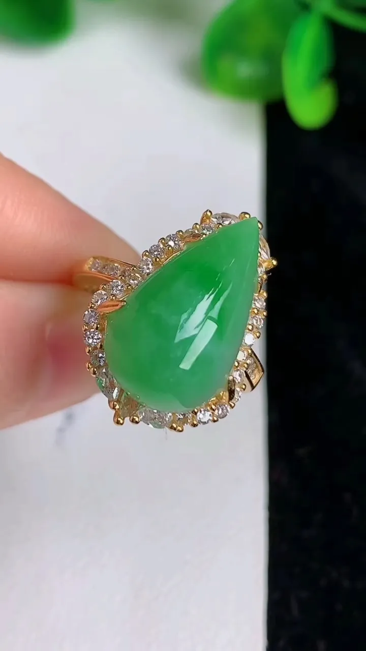 天然A货翡翠水滴戒指，尺寸17-11，重量:5.89g2025年6月19日
工厂直销收藏佳品,种好水