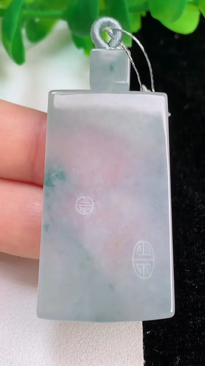 天然A货翡翠种飘花仿古无事牌吊坠，尺寸45-26.3-5.8，重量:22.98g
6月19日