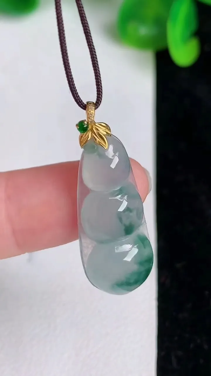 天然A货翡翠种飘花福豆吊坠，尺寸26.7-11.4-5.2，重量:4.00g
6月19日