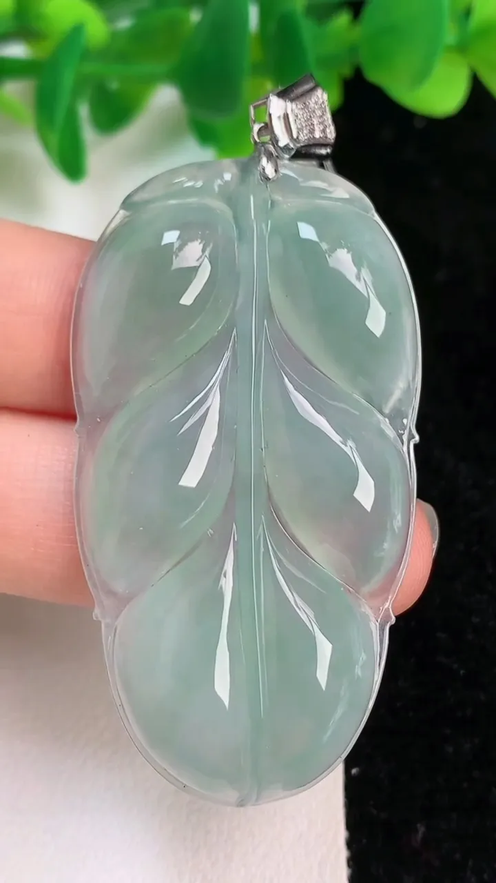 天然A货翡翠金枝玉叶 叶子吊坠，尺寸51.5-28.2-5.8，重量:15.34g
6月19日