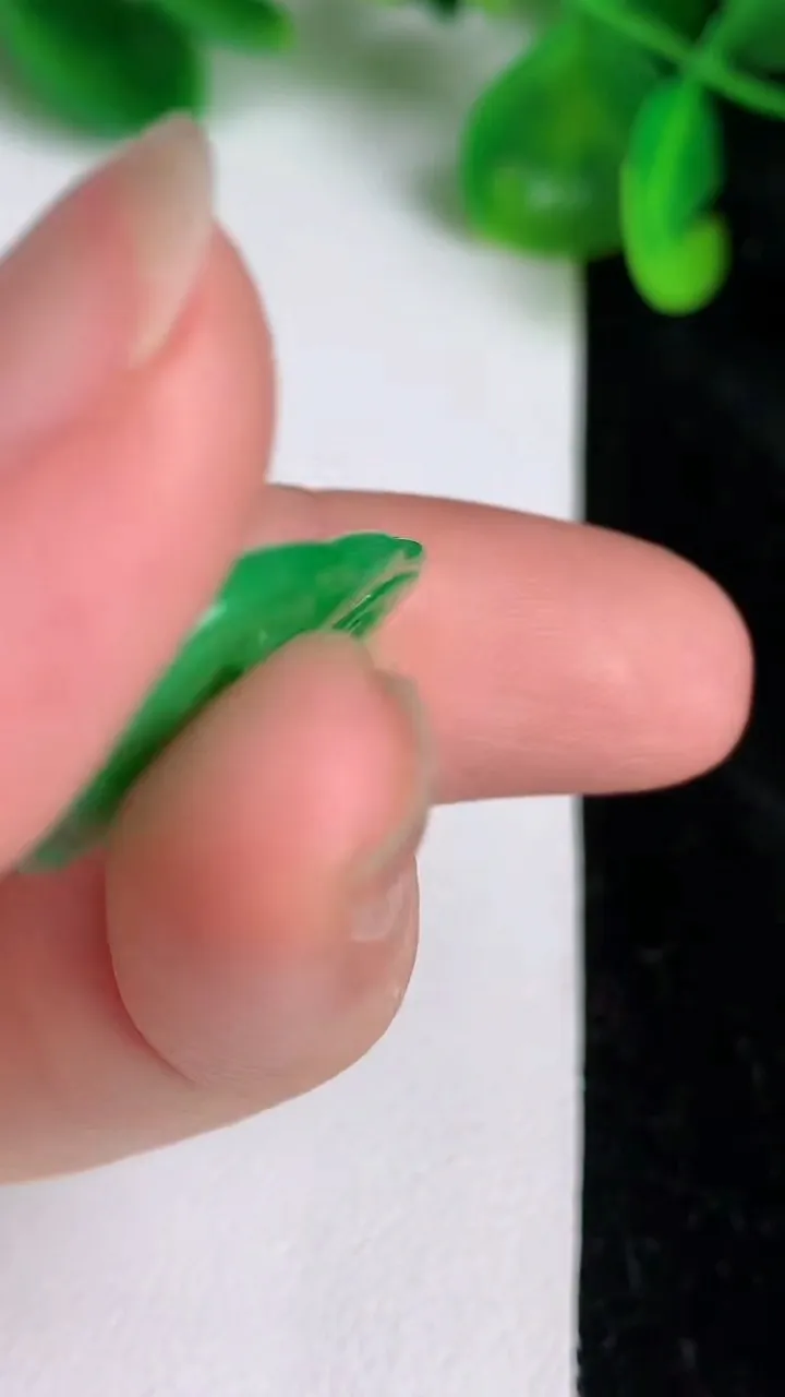 天然A货翡翠如意头吊坠，尺寸20.8-26.5-3，重量:3.36g
6月19日