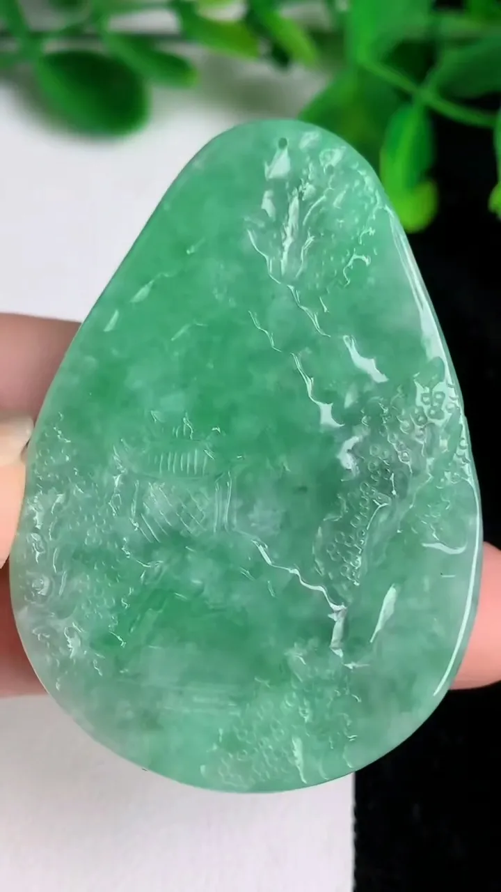 天然A货翡翠山水牌吊坠，尺寸54.2-38-8.2，重量:33.23g
6月19日