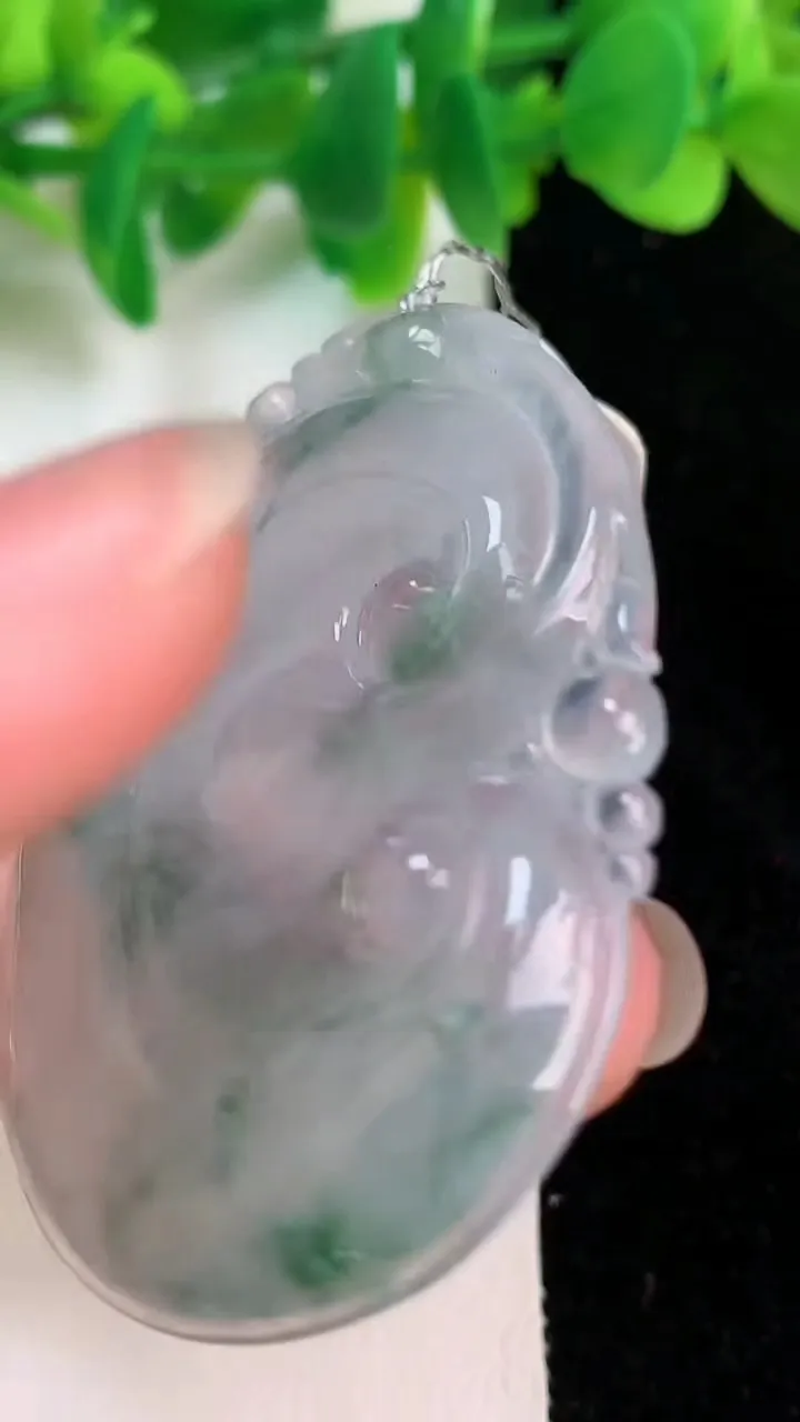 天然A货翡翠种飘花如意吊坠，尺寸51.4-36.6-5.8，重量:20.00g
6月19日