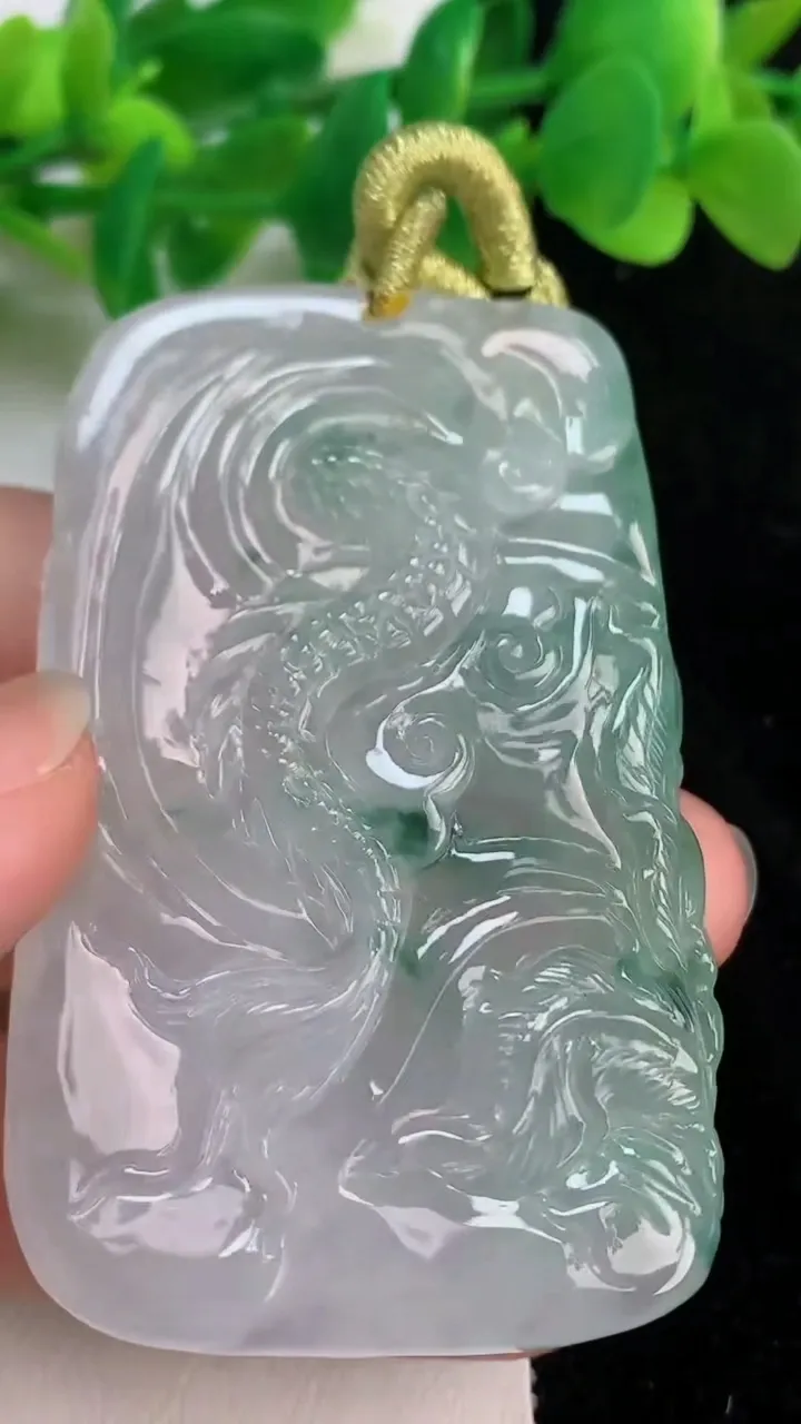 天然A货翡翠龙凤呈祥吊坠，尺寸63.8-39-8.8，重量:50.00g
6月19日