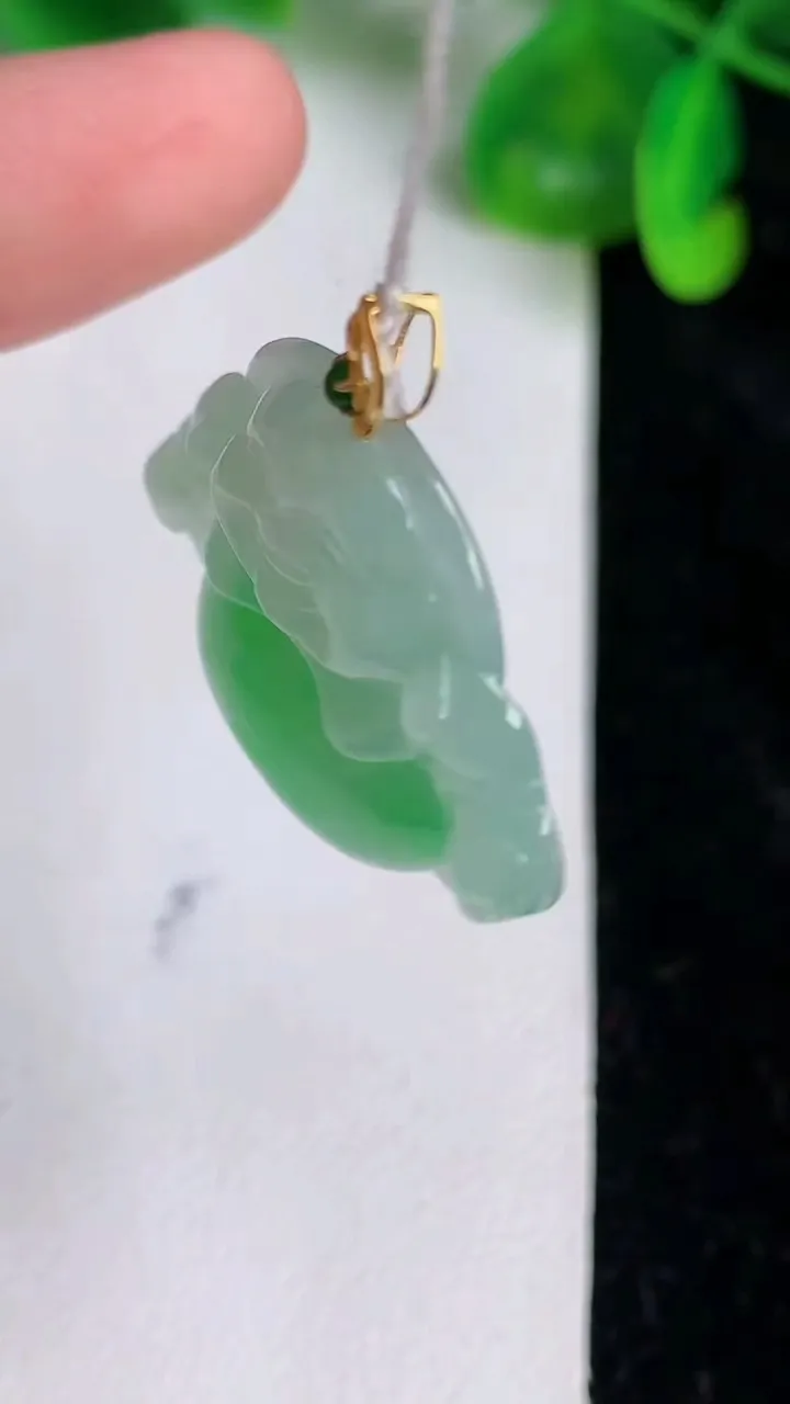 天然A货翡翠佛公吊坠，尺寸25.5-28.4-6，重量:6.26g
6月19日