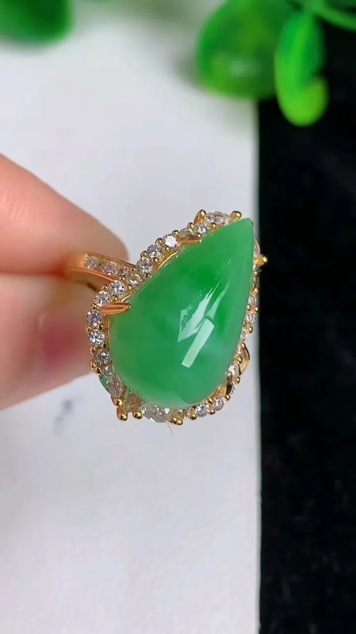天然A货翡翠水滴戒指，尺寸17-11，重量:5.89g2025年6月19日
工厂直销收藏佳品,种好水足，色泽均匀，有种有色，上手高大气！