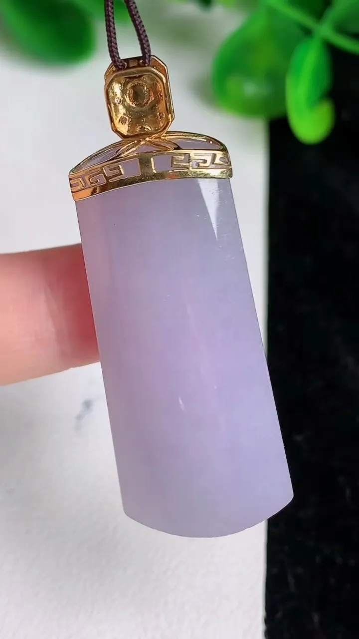 天然A货翡翠18k金紫罗兰无事牌吊坠，尺寸42.4-18-9.3，重量:16.40g
6月19日