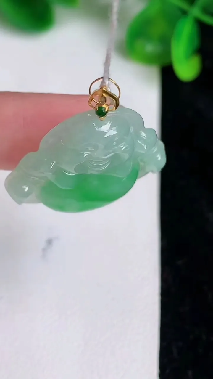 天然A货翡翠佛公吊坠，尺寸25.5-28.4-6，重量:6.26g
6月19日