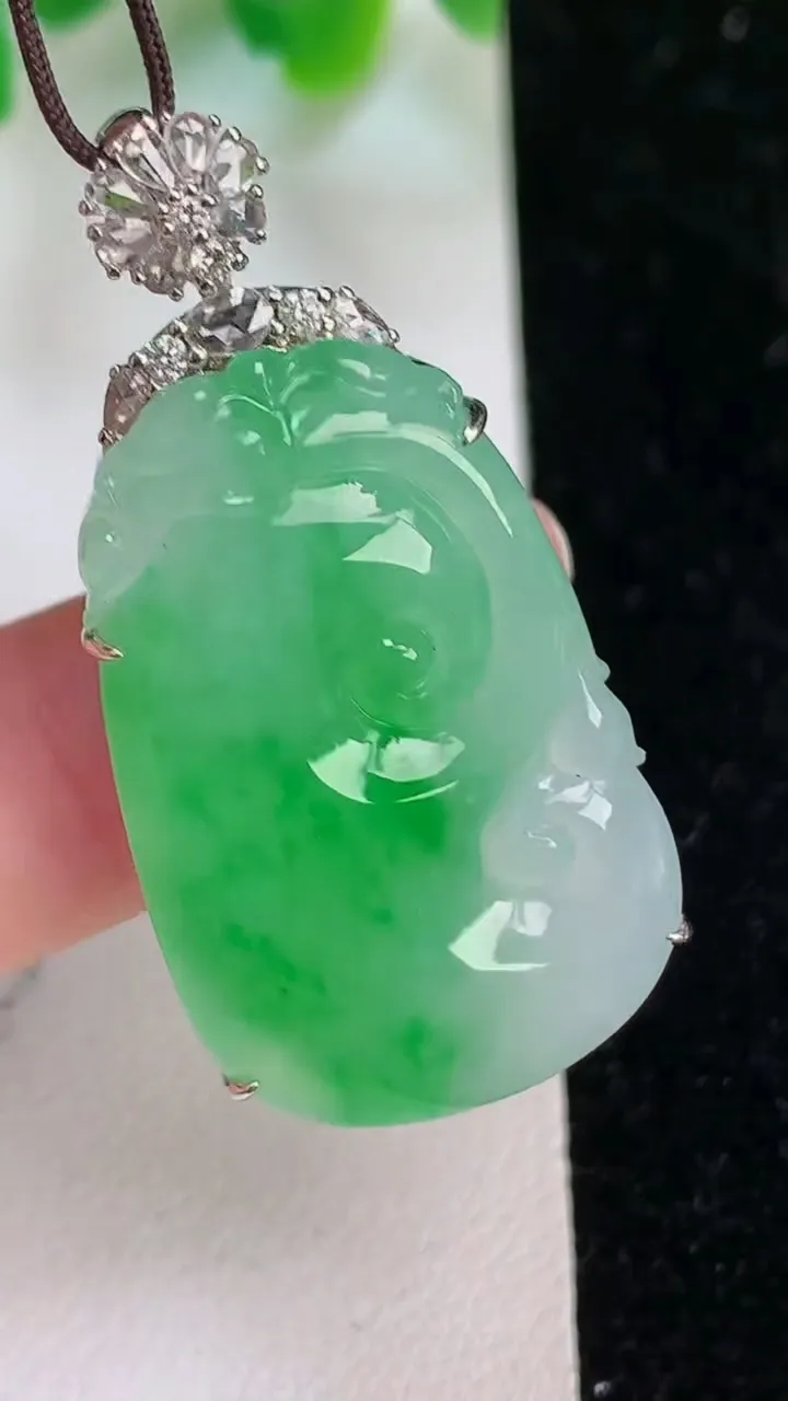 天然A货翡翠如意吊坠，尺寸40.3-31.7-19.8-8，重量:12.50g
6月19日
