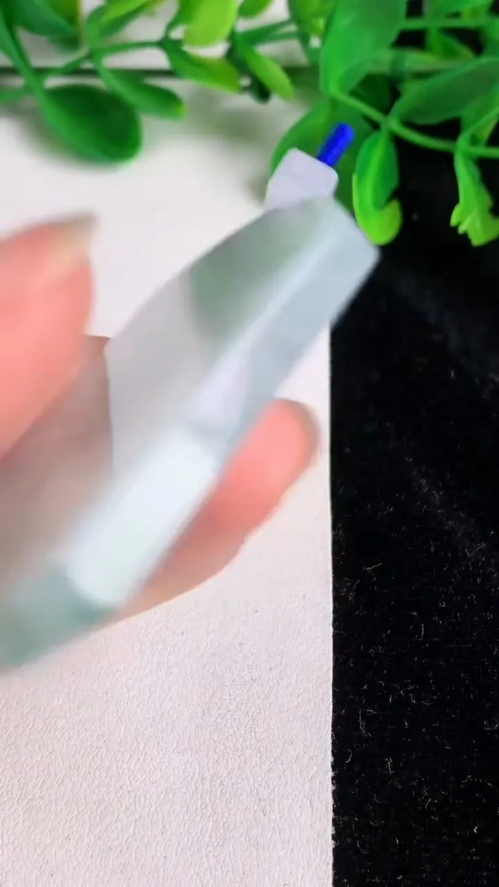 天然A货翡翠飘花无事牌吊坠，尺寸54.6-41-6，重量:39.90g
6月19日